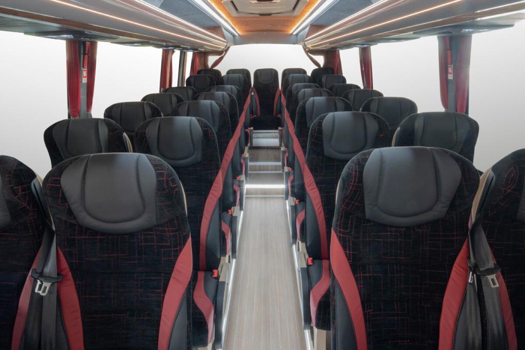 Bequeme, schwarze Sitze mit roten Seitenstreifen und eine moderne Innenraumbeleuchtung.