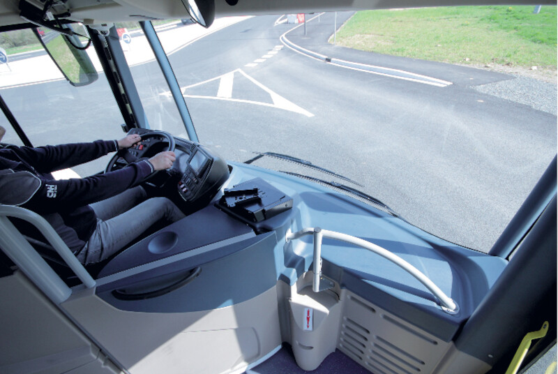 Ein Busfahrer sitzt am Steuer des Iveco Bus E-Way.