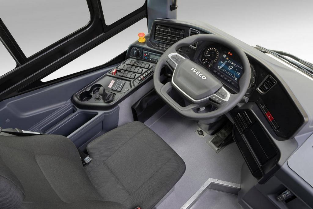 Das neue Crossway Cockpit seit 2022 mit digitalem Tacho und Lenkrad mit Schaltern.