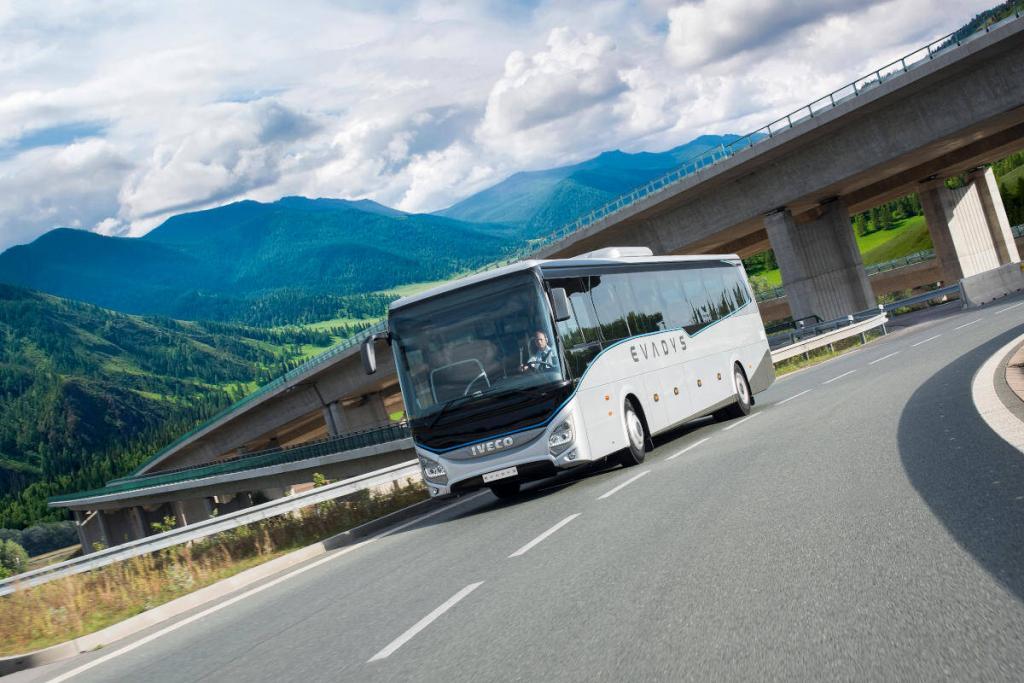 Der IVECO Bus Evadys in Silbergrau vor einem Bergpanorama
