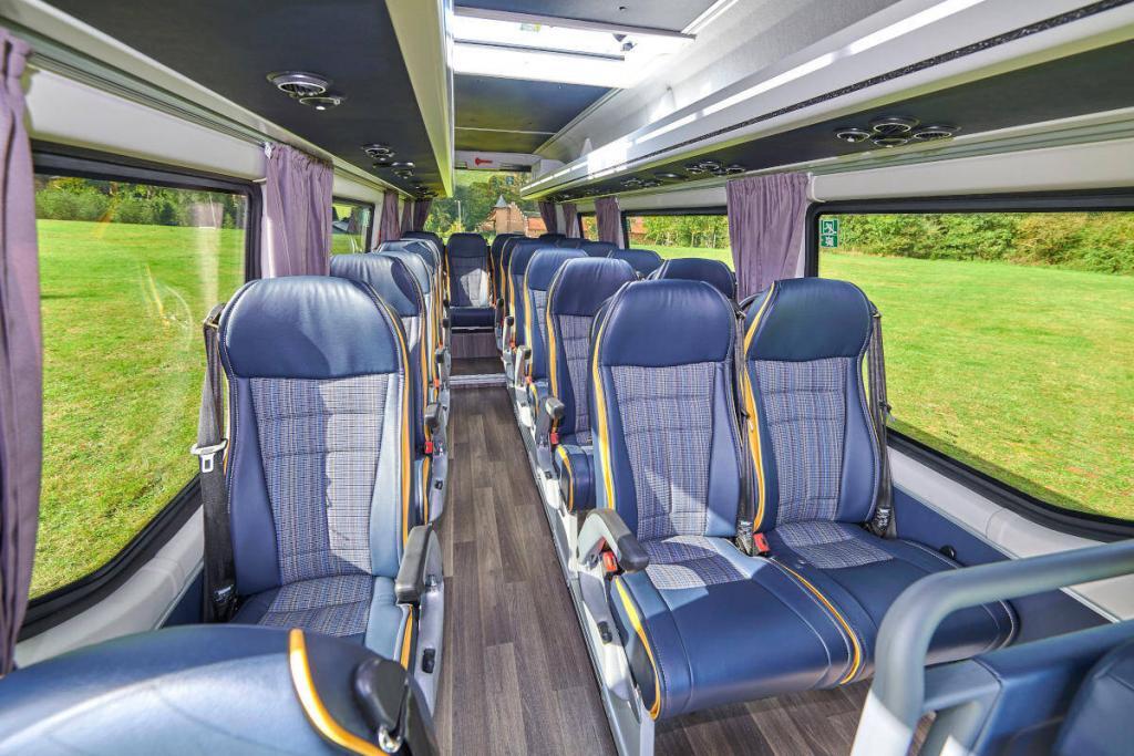 Innenansicht von blauen Teilledersitzen des hochwertigen IVECO Minibus Tourys