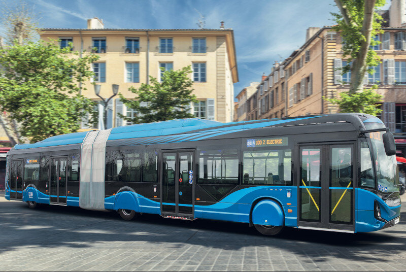 Ansicht von rechts der Gesamtlänge eines blauen IVECO Bus E-Way mit der Aufschrift 100% electric.