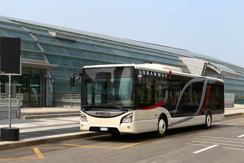 Der Urbanway als Diesel Variante steht geparkt an einem Flughafen-Terminal.